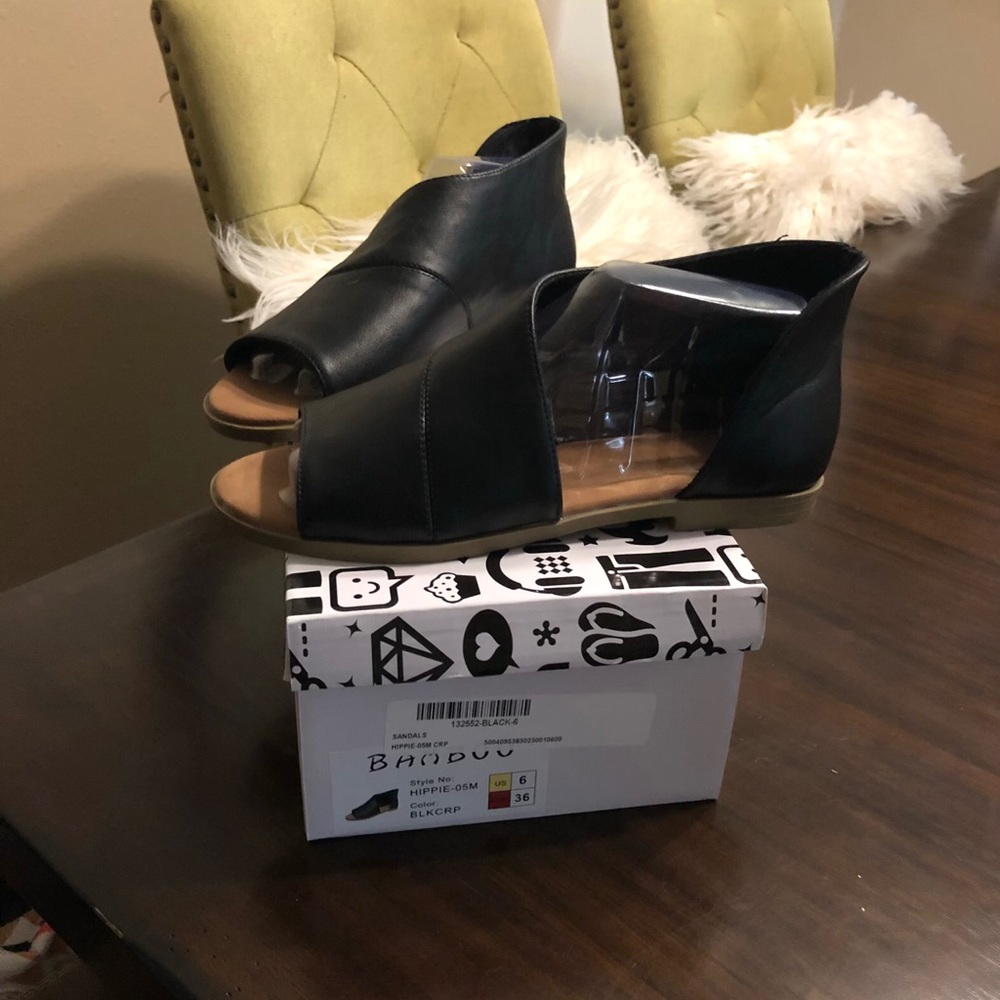 Women’s flat sandal